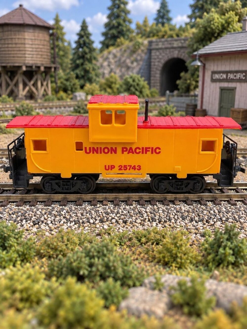 Bachmann HO Scale Model Train Car Union Pacific UP 25743 Caboose Yellow Red 5"